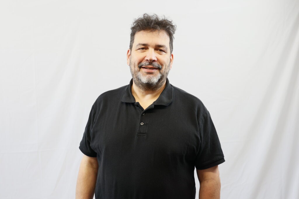 Foto von Jose Ignacio in schwarzem Poloshirt vor hellem Hintergrund