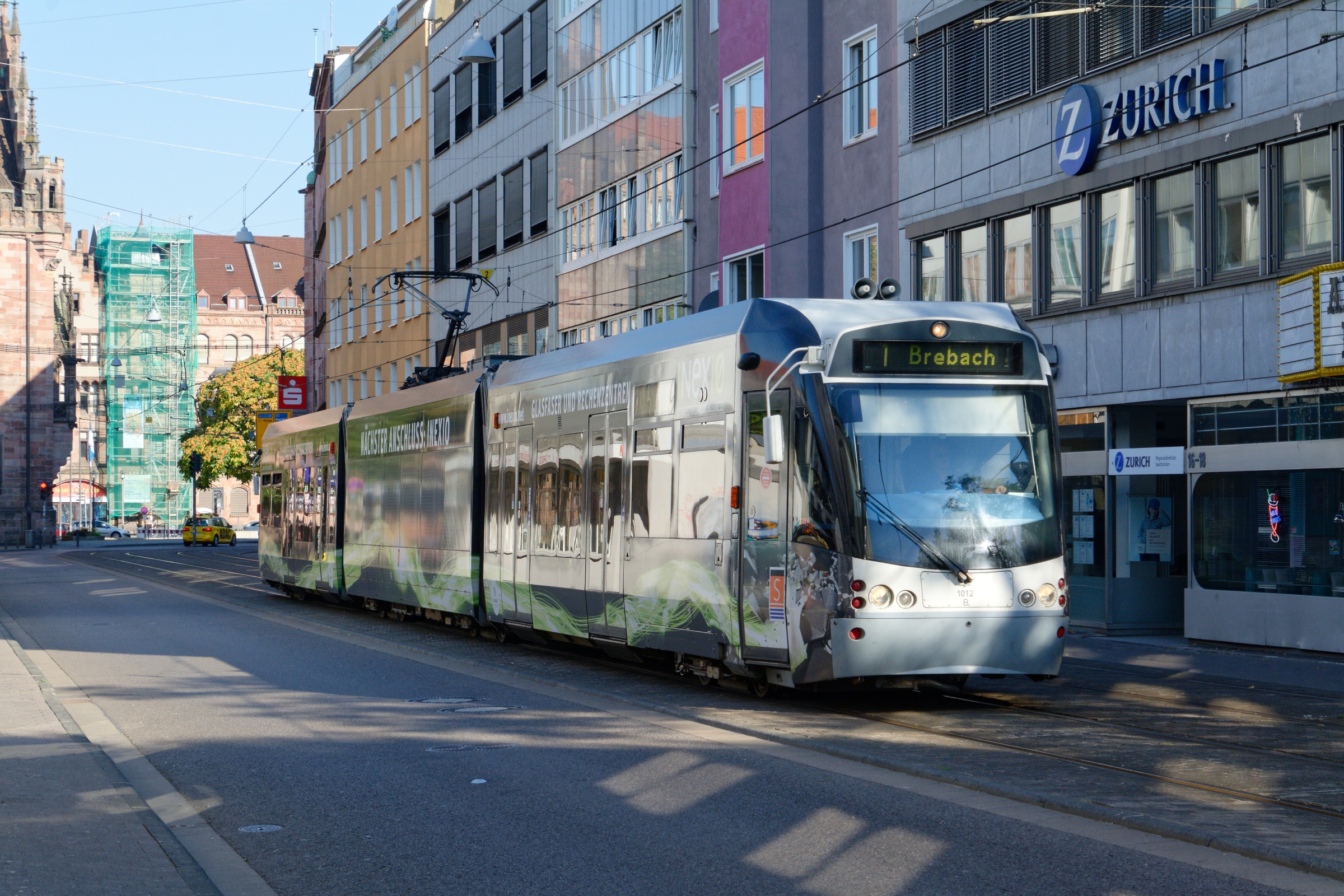 Saarbahn fährt durch Saarbrücken